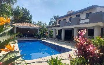 Casa de 4 habitaciones, Jiutepec · Casa Sola en Venta $4,900,000 con Buen Jardín en Jiutepec Morelos