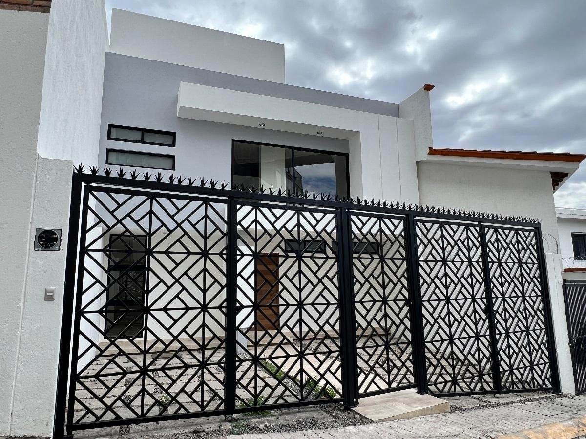 New Central House for Sale, Just 2 Minutes from Los Arcos, Milenio III
