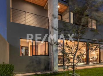 Casa · 280m² · 3 Recámaras · 3 Estacionamientos · Casa en Venta en Altozano