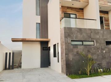 Casa · 162m² · 3 Recámaras · 2 Estacionamientos · Casa a Venta con Alberca en La Rioja