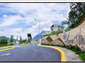 Casa · 800m² · 3 Recámaras · 4 Estacionamientos · Casa en Venta en Monterrey