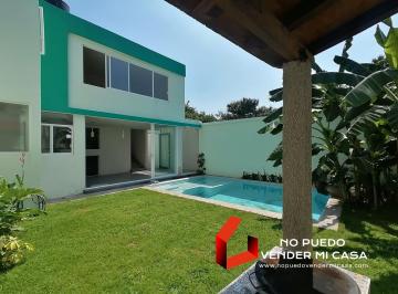 Casa · 185m² · 3 Recámaras · 2 Estacionamientos · Casa Sola 3 Recamaras y Alberca con Amplios Espacios