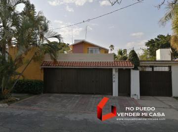 Casa · 350m² · 5 Recámaras · 2 Estacionamientos · Casa con Bungalo en Lomas de Cuernavaca