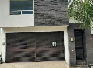 Casa · 150m² · 4 Recámaras · 2 Estacionamientos · Casa en Renta Equipada Fraccionamiento Cumbres Elite Prem