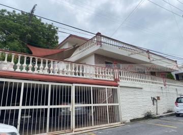 Casa · 402m² · 4 Recámaras · 2 Estacionamientos · Casa en Venta en El Cercado Centro