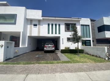 Casa · 250m² · 3 Recámaras · 4 Estacionamientos · Casa en Venta El Refugio