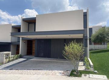 Casa · 236m² · 4 Recámaras · 4 Estacionamientos · Casa en Venta Altozano