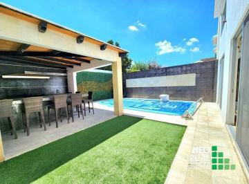 Casa · 300m² · 4 Recámaras · 3 Estacionamientos · Residencia Amueblada con Alberca y Cuarto de Servicio en E