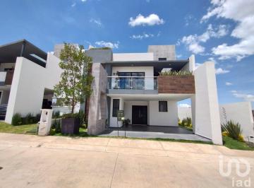 Casa · 345m² · 4 Recámaras · 2 Estacionamientos · Se Vende Casa en Altara. Pachuca