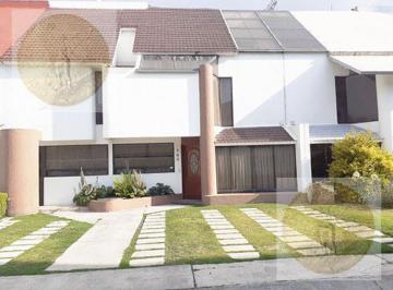 Casa · 376m² · 5 Recámaras · 4 Estacionamientos · Amplia y Preciosa Casa con Jardín