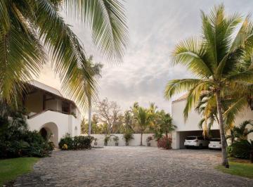 Casa · 467m² · 5 Recámaras · 2 Estacionamientos · Casa en Venta en Zihuatanejo, Playa Blanca Guerrero