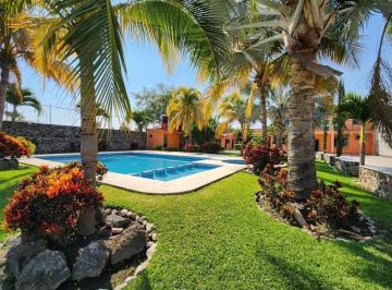 Casa · 2100m² · 4 Recámaras · 8 Estacionamientos · Casa Residencial Campestre con Alberca y Finos Acabados!