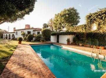 Casa · 1487m² · 3 Recámaras · 6 Estacionamientos · Casa en Venta con Alberca en Zavaleta.