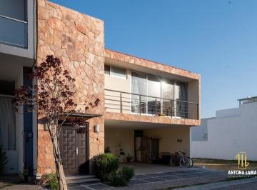 Casa · 179m² · 3 Recámaras · 2 Estacionamientos · Casa en Venta en Parque Baja California, Loma de Angelopolis