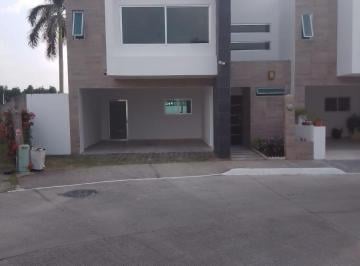 Casa · 215m² · 3 Recámaras · 2 Estacionamientos · Casa en Venta Residencial Real Campestre