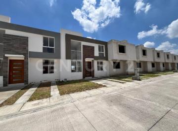 Casa · 145m² · 3 Recámaras · 1 Estacionamiento · Casa con Sala de Doble Altura en Venta en Fraccionamiento con en Sjr, Qro
