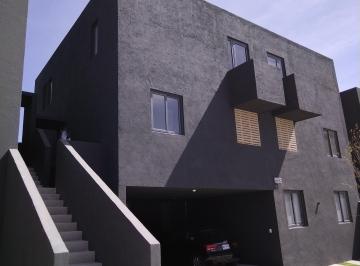 Fachada del depto con 2 estacionamientos · Departamento Nuevo, Cómodo y Céntrico