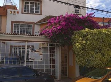 Casa · 200m² · 3 Recámaras · 2 Estacionamientos · Casa en Venta en Jardines de Bellavista