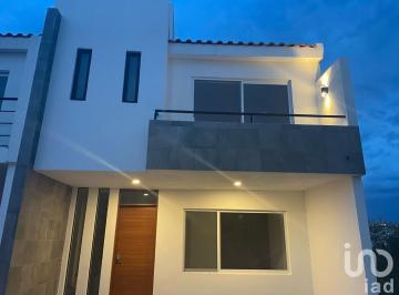 Casa · 218m² · 4 Recámaras · 2 Estacionamientos · Casa en Venta en Pedregal de Schoensttat, Corregidora, Queretaro