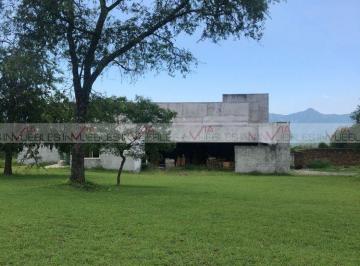 Casa · 743m² · 3 Recámaras · 4 Estacionamientos · Casa en Venta en El Barrial