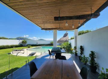 Casa · 900m² · 2 Recámaras · 8 Estacionamientos · Casa con Alberca y Jardín en Venta o Proyecto de Negocio!