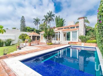 Casa · 751m² · 7 Recámaras · 6 Estacionamientos · Casa en Venta en Cuernavaca Rancho Cortés