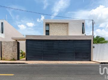 Casa · 280m² · 3 Recámaras · 3 Estacionamientos · Casa en Venta en Colonia Montebello, Merida Yucatan