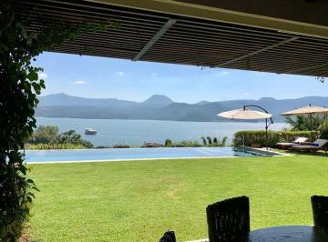 Casa · 1000m² · 5 Recámaras · 6 Estacionamientos · Casa en Condominio en Venta en Valle de Bravo Dentro de La Peña!