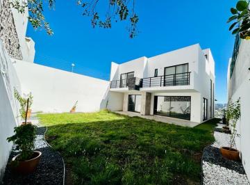 Casa de 3 habitaciones, Querétaro · Casa en Venta Milenio III a Pasos Walmart Calle Cerrada, Amplia, Gran Jardín
