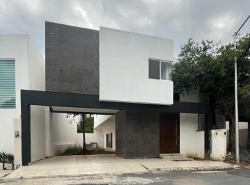 Casa · 250m² · 3 Recámaras · 2 Estacionamientos · Hermosa Casa en Cumbres de Santiago, N. L.