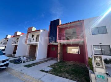 Casa · 137m² · 3 Recámaras · 2 Estacionamientos · Casa en Venta en Club de Golf en Circuito Viñedos, Sjr, Qro