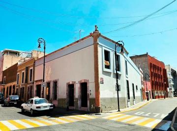Casa · 451m² · 4 Recámaras · 1 Estacionamiento · Casa Habitacional con Local Comercial en El Centro de La Ciudad en Venta