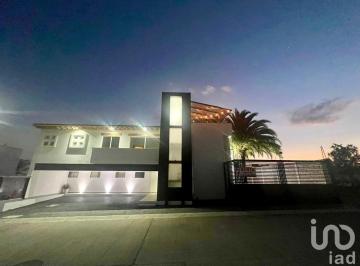 Casa · 375m² · 3 Recámaras · 3 Estacionamientos · Casa en Venta en Campestre Juriquilla, Queretaro