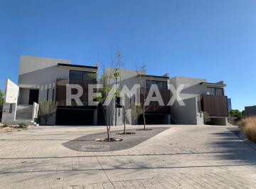 Casa · 355m² · 3 Recámaras · 4 Estacionamientos · Venta de Casas Lomas de Campanario IV