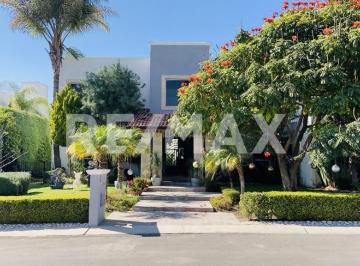 Casa · 650m² · 4 Recámaras · 6 Estacionamientos · Casa en Venta con Alberca en El Campanario Queretaro