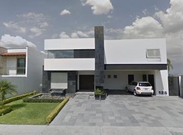 Casa · 350m² · 4 Recámaras · 3 Estacionamientos · Casa en Venta en Juriquilla, Remate Bancario
