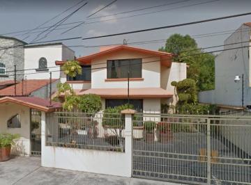 Casa · 268m² · 4 Recámaras · 3 Estacionamientos · Casa en Las Arboledas, Excelente Ubicación. Remate Bancario.