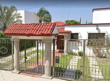 Casa · 500m² · 4 Recámaras · 3 Estacionamientos · Casa en Jurica, Excelente Ubicación. Remate Bancario.