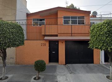 Casa · 220m² · 3 Recámaras · 2 Estacionamientos · Casa en Azcapotzalco, de 3 Recamaras, en Remate