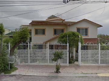 Casa · 600m² · 5 Recámaras · 4 Estacionamientos · Casa Ubicada en Arboledas, Querétaro, en Remate