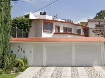 Casa · 350m² · 4 Recámaras · 4 Estacionamientos · Casa en Remate Ubicada en Arboledas, Querétaro