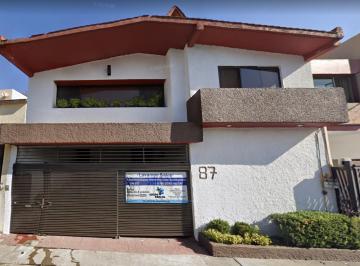 Casa · 350m² · 4 Recámaras · 2 Estacionamientos · Casa en Remate, Ubicada en Lomas Verdes, Naucalpan