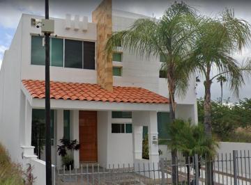 Casa · 340m² · 4 Recámaras · 2 Estacionamientos · Casa en Remate Bancario, Queretaro