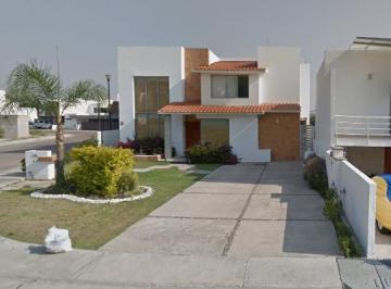 Casa · 285m² · 4 Recámaras · 3 Estacionamientos · Casa en Remate Bancario, Queretaro
