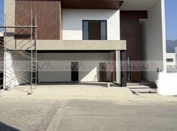 Casa · 480m² · 4 Recámaras · 3 Estacionamientos · Casa en Venta en Monterrey