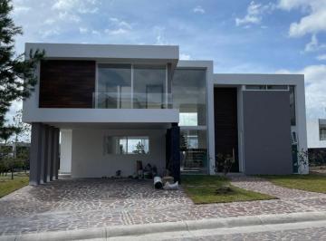 Casa · 300m² · 3 Recámaras · 3 Estacionamientos · Renta de Casa Nueva en La Campiña del Bosque