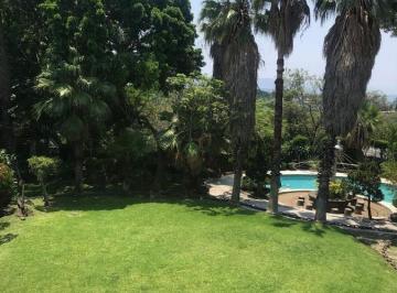 Casa · 8500m² · 5 Recámaras · 12 Estacionamientos · Casa en Cuernavaca con Espectacular Jardin