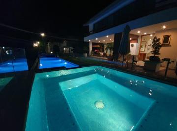Casa de 6 habitaciones, Ixtapan de la Sal · Residencia Familiar con Amplio Jardín, Alberca, Jacuzzi y Espacios Sociales Integrados.