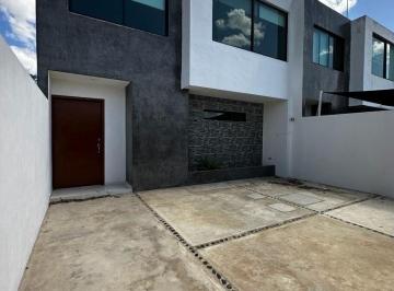 Casa · 197m² · 3 Recámaras · 2 Estacionamientos · Townhouse en Venta en Dzityá, de Tres Habitaciones, con Alberca.
