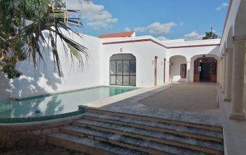 Casa · 902m² · 5 Recámaras · 2 Estacionamientos · Casa con Uso de Suelo en Mérida Centro, Mérida